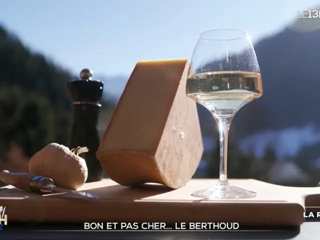 fromage abondance avec un verre de vin, du poivre et un ail