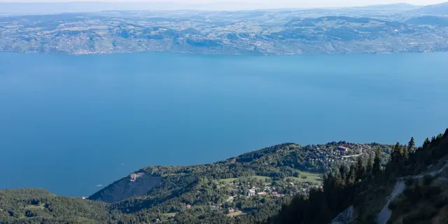 Une vue au drone, sur le Léman et la station de Thollon-les-Mémises, en plein été