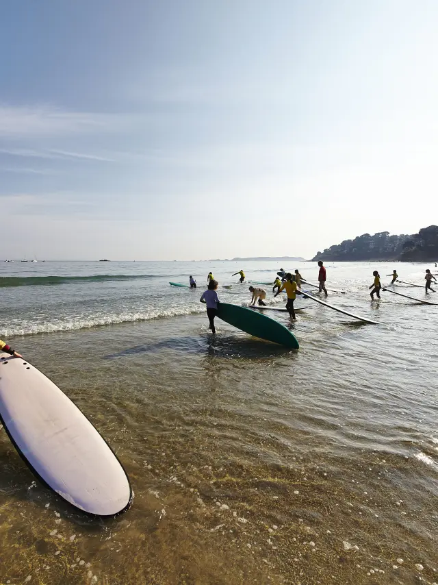 Activités nautiques - Perros Surf School - Surf à la plage de Trestraou | Perros-Guirec | Côtes d'Armor (Bretagne)