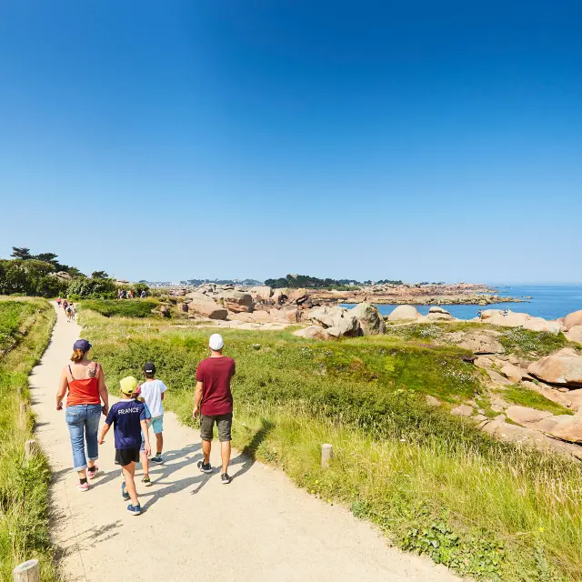 Famille sur le sentier des Douaniers à Ploumanac'h | Perros-Guirec | Côtes d'Armor (Bretagne)