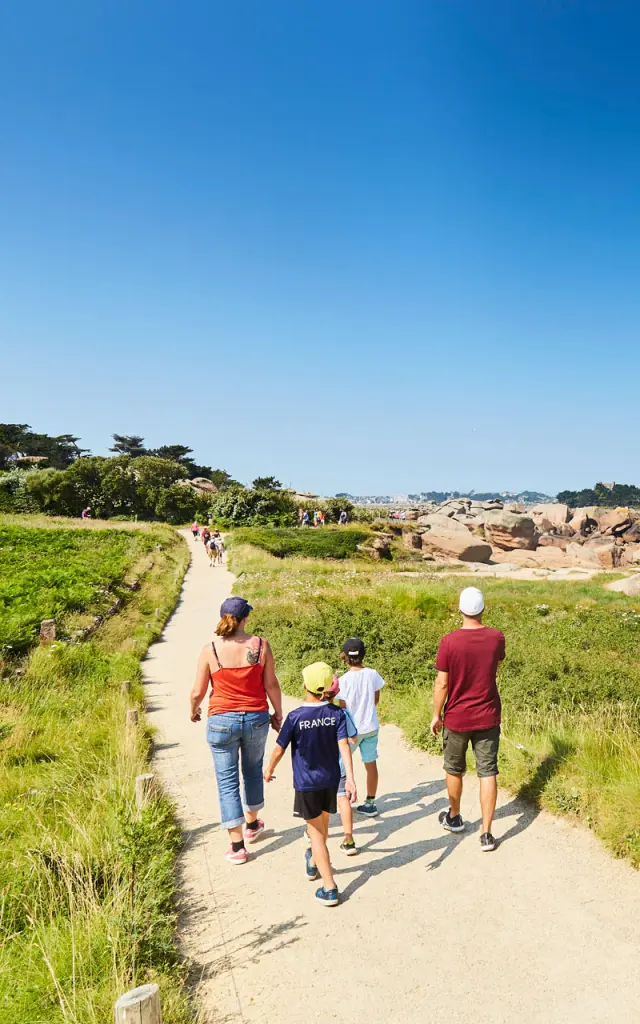Famille sur le sentier des Douaniers à Ploumanac'h | Perros-Guirec | Côtes d'Armor (Bretagne)