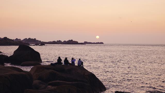 Côte de Granit Rose | Coucher de soleil entre amis à Ploumanac'h | Perros-Guirec | Côtes d'Armor (Bretagne)