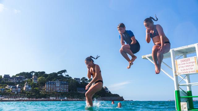 enfants, plongeoir, Plage de Trestraou, Perros-Guirec, (22), Côtes d'armor, Bretagne