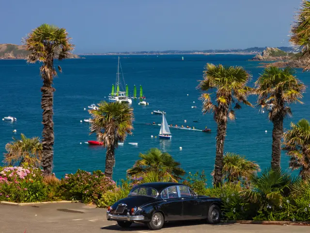 voiture ancienne. Trestraou, Roseraie. Perros-Guirec