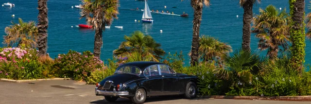 voiture ancienne. Trestraou, Roseraie. Perros-Guirec