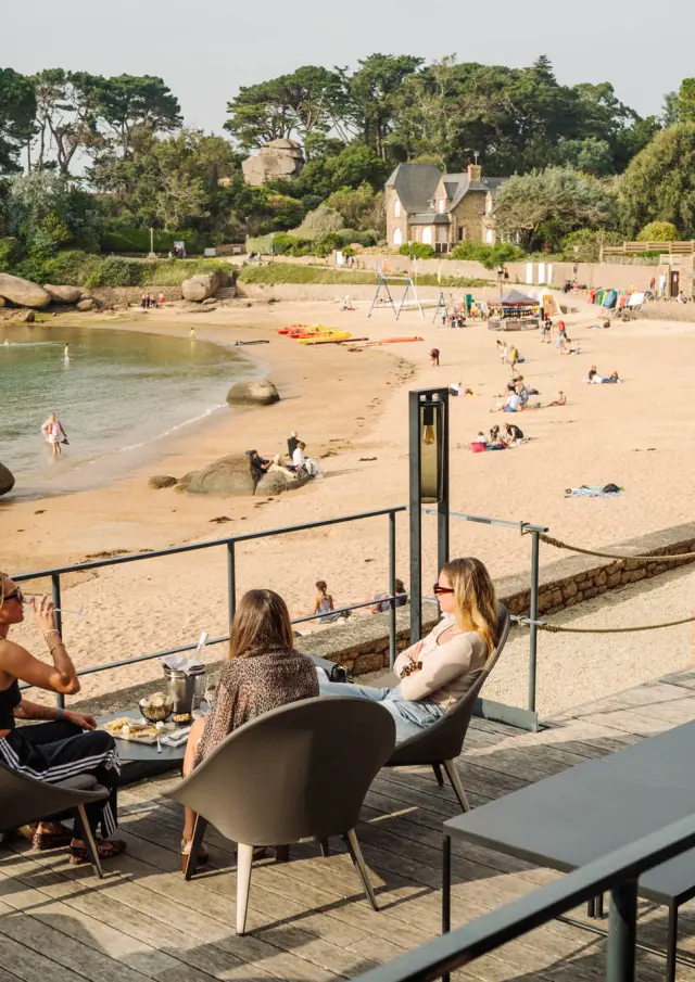 Un verre en terrasse Plage Saint-Guirec au Castel Beau Site à Ploumanac'h