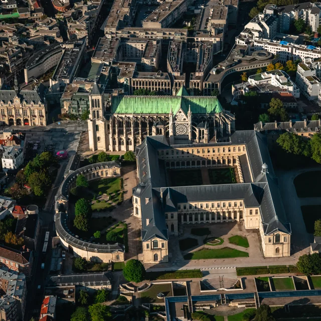 Valentin Pacaut / Los Exploradores2021, Los Exploradores, Francia, helicóptero, Ile de France, Saint-Denis, Basilique Cathédrale de Saint-Denis, Parc de la Légion d'Honneur