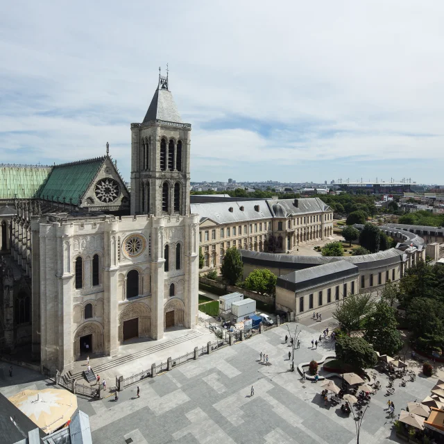 Vista aérea de la Basílica de Saint Denis Centre Des Monuments Nationaux