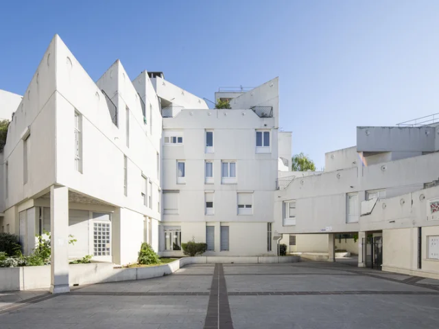 Le Vieux-Pays (Jean Renaudie, atelier Jean Renaudie) - Villetaneuse (93) Ce quartier de la ville est caractérisé par l’architecture reconnaissable entre mille de Jean Renaudie. Il est composé de 3 ilots principaux que l’on repère de loin à leur architecture proliférente qui est très proche de celle du centre-ville d’Ivry sur Seine.