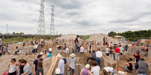 A l’occasion de la douzième édition de son festival baptisé cette année La Ville des Terres, Bellastock réunira plus de 500 participants à L'Île-Saint-Denis du 13 au 16 juillet 2017, pour construire une ville éphémère en terre crue sur le site d’ActLab, l’atelier manifeste du réemploi de l’association. Dans le cadre du questionnement sur le réemploi des terres de déblai des travaux du Grand Paris, @Bellastock s'est associé au CRAterre-ENSAG et l'UNité de recherche AE&CC-ENSAG pour mettre en place une Usine Mobile capable de produire sur place 1200 briques de terres crue par jour qui serviront à la construction de la ville éphémère !