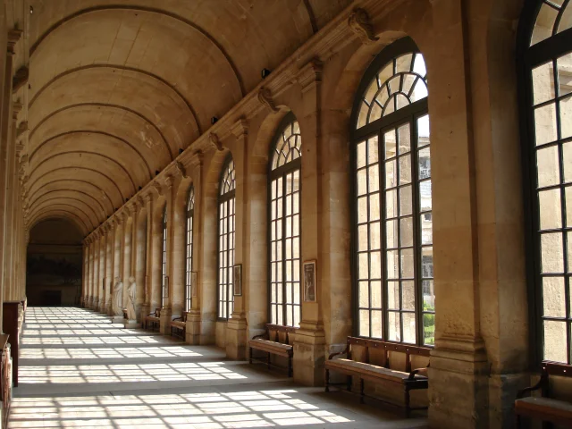 cloitre-Credit-Office-de-Tourisme-de-Saint-Denis-Plaine-Commune.jpg