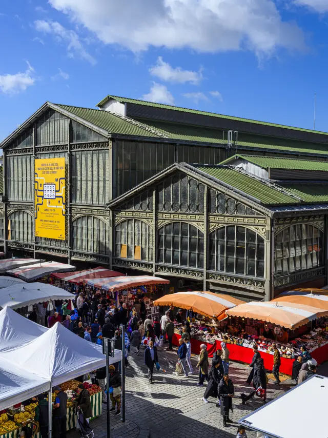 SEINE-SAINT-DENIS (93). SAINT-DENIS. LE MARCHE DE SAINT-DENIS ET SA HALLE EN FER ET EN BRIQUE, QUI ABRITE DES COMMERCES D'ALIMENTATION