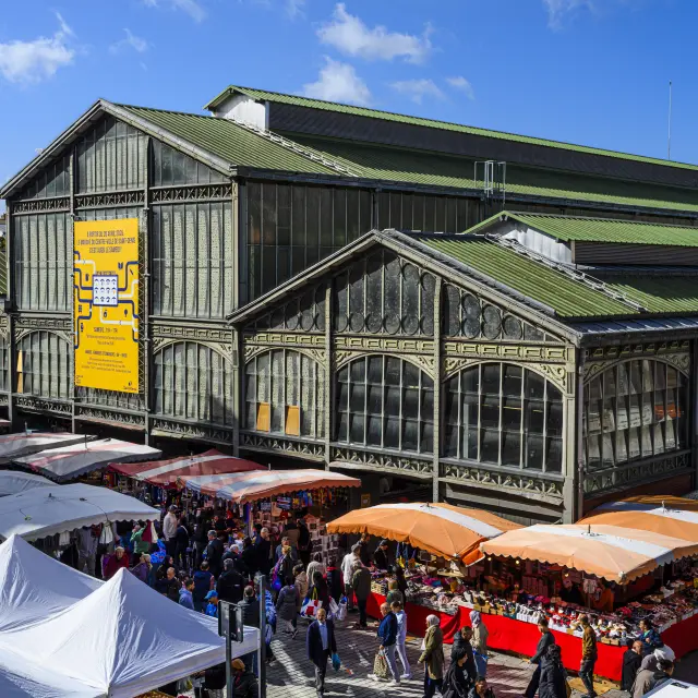 SEINE-SAINT-DENIS (93). SAINT-DENIS. LE MARCHE DE SAINT-DENIS ET SA HALLE EN FER ET EN BRIQUE, QUI ABRITE DES COMMERCES D'ALIMENTATION