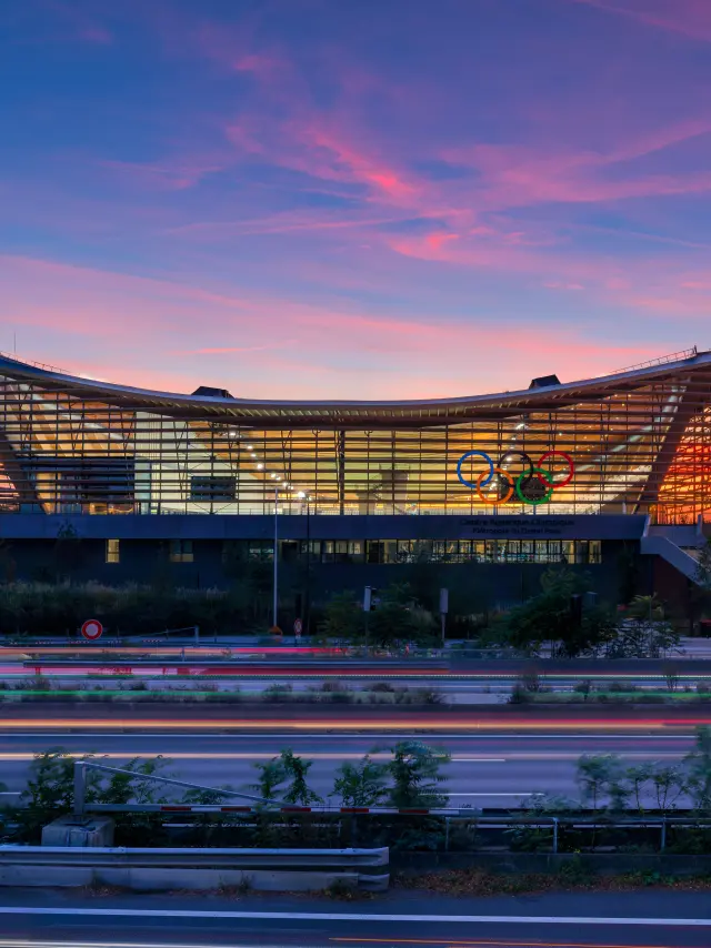 SEINE-SAINT-DENIS (93) SAINT-DENIS. LE CENTRE AQUATIQUE OLYMPIQUE METROPOLE DU GRAND PARIS (PISCINE OLYMPIQUE LORS DES JEUX OLYMPIQUES DE PARIS 2024). LA PISCINE A ETE REALISEE CONJOINTEMENT PAR L'AGENCE D'ARCHITECTURE ET DE PAYSAGE FRANCAISE ATELIERS 2/3/4/ ASSOCIEE A L'AGENCE NEERLANDAISE VENHOEVEN CS
