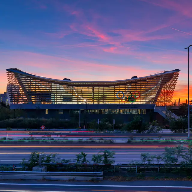 SEINE-SAINT-DENIS (93) SAINT-DENIS. LE CENTRE AQUATIQUE OLYMPIQUE METROPOLE DU GRAND PARIS (PISCINE OLYMPIQUE LORS DES JEUX OLYMPIQUES DE PARIS 2024). LA PISCINE A ETE REALISEE CONJOINTEMENT PAR L'AGENCE D'ARCHITECTURE ET DE PAYSAGE FRANCAISE ATELIERS 2/3/4/ ASSOCIEE A L'AGENCE NEERLANDAISE VENHOEVEN CS