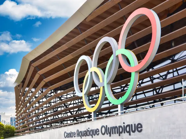 SEINE-SAINT-DENIS (93) SAINT-DENIS. LE CENTRE AQUATIQUE OLYMPIQUE METROPOLE DU GRAND PARIS (PISCINE OLYMPIQUE LORS DES JEUX OLYMPIQUES DE PARIS 2024). LA PISCINE A ETE REALISEE CONJOINTEMENT PAR L'AGENCE D'ARCHITECTURE ET DE PAYSAGE FRANCAISE ATELIERS 2/3/4/ ASSOCIEE A L'AGENCE NEERLANDAISE VENHOEVEN CS