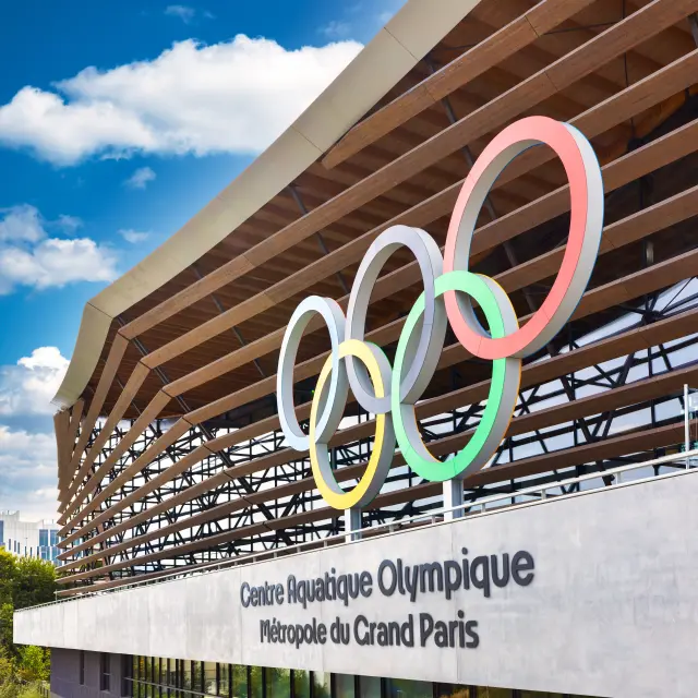 SEINE-SAINT-DENIS (93) SAINT-DENIS. LE CENTRE AQUATIQUE OLYMPIQUE METROPOLE DU GRAND PARIS (PISCINE OLYMPIQUE LORS DES JEUX OLYMPIQUES DE PARIS 2024). LA PISCINE A ETE REALISEE CONJOINTEMENT PAR L'AGENCE D'ARCHITECTURE ET DE PAYSAGE FRANCAISE ATELIERS 2/3/4/ ASSOCIEE A L'AGENCE NEERLANDAISE VENHOEVEN CS