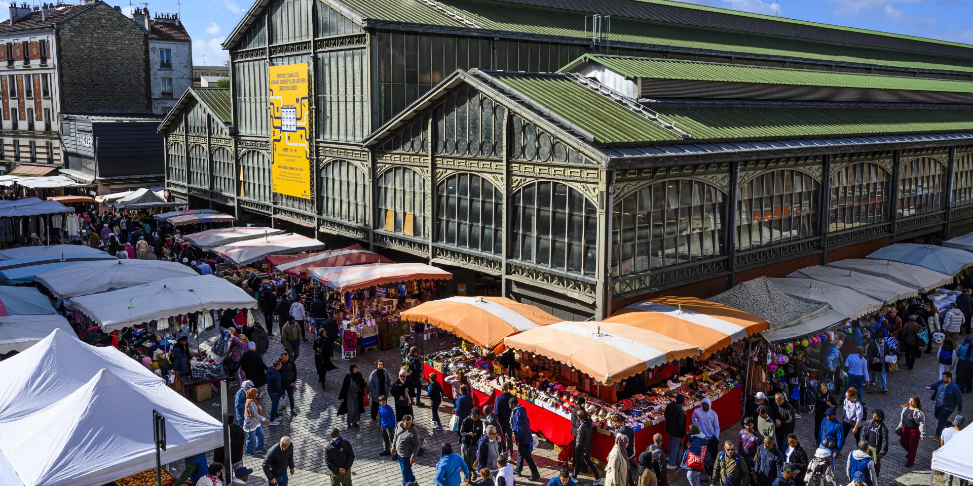 SEINE-SAINT-DENIS (93). SAINT-DENIS. LE MARCHE DE SAINT-DENIS ET SA HALLE EN FER ET EN BRIQUE, QUI ABRITE DES COMMERCES D'ALIMENTATION