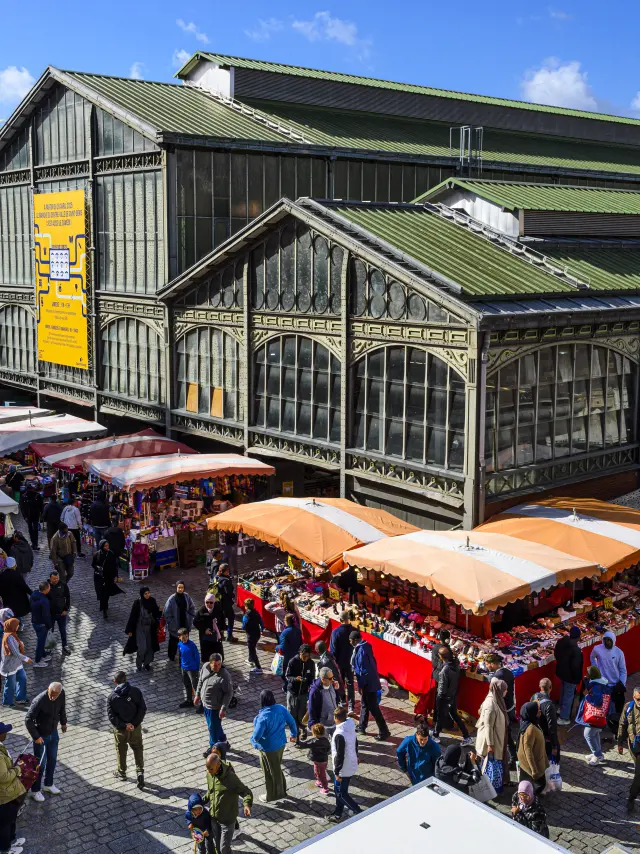 SEINE-SAINT-DENIS (93). SAINT-DENIS. LE MARCHE DE SAINT-DENIS ET SA HALLE EN FER ET EN BRIQUE, QUI ABRITE DES COMMERCES D'ALIMENTATION