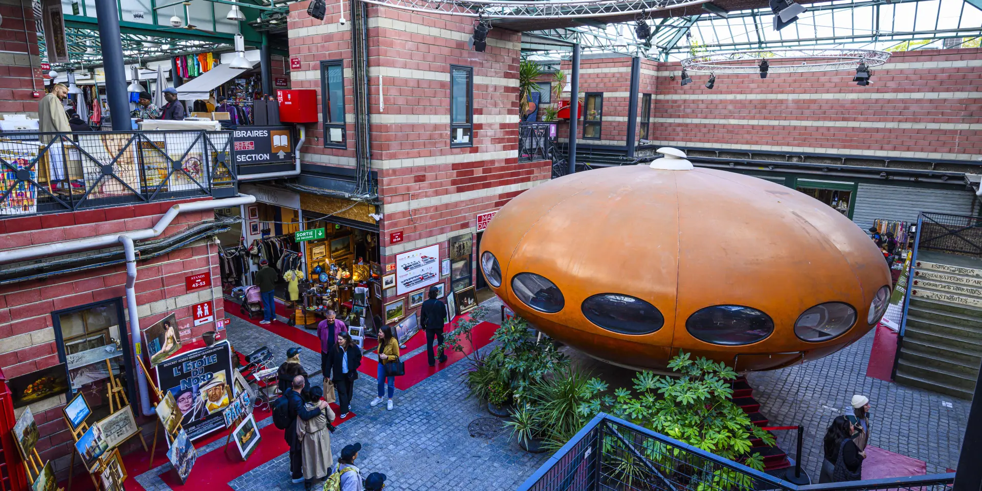 SEINE-SAINT-DENIS (93). SAINT-OUEN. LE MARCHE AUX PUCES. AU MARCHE DAUPHINE
