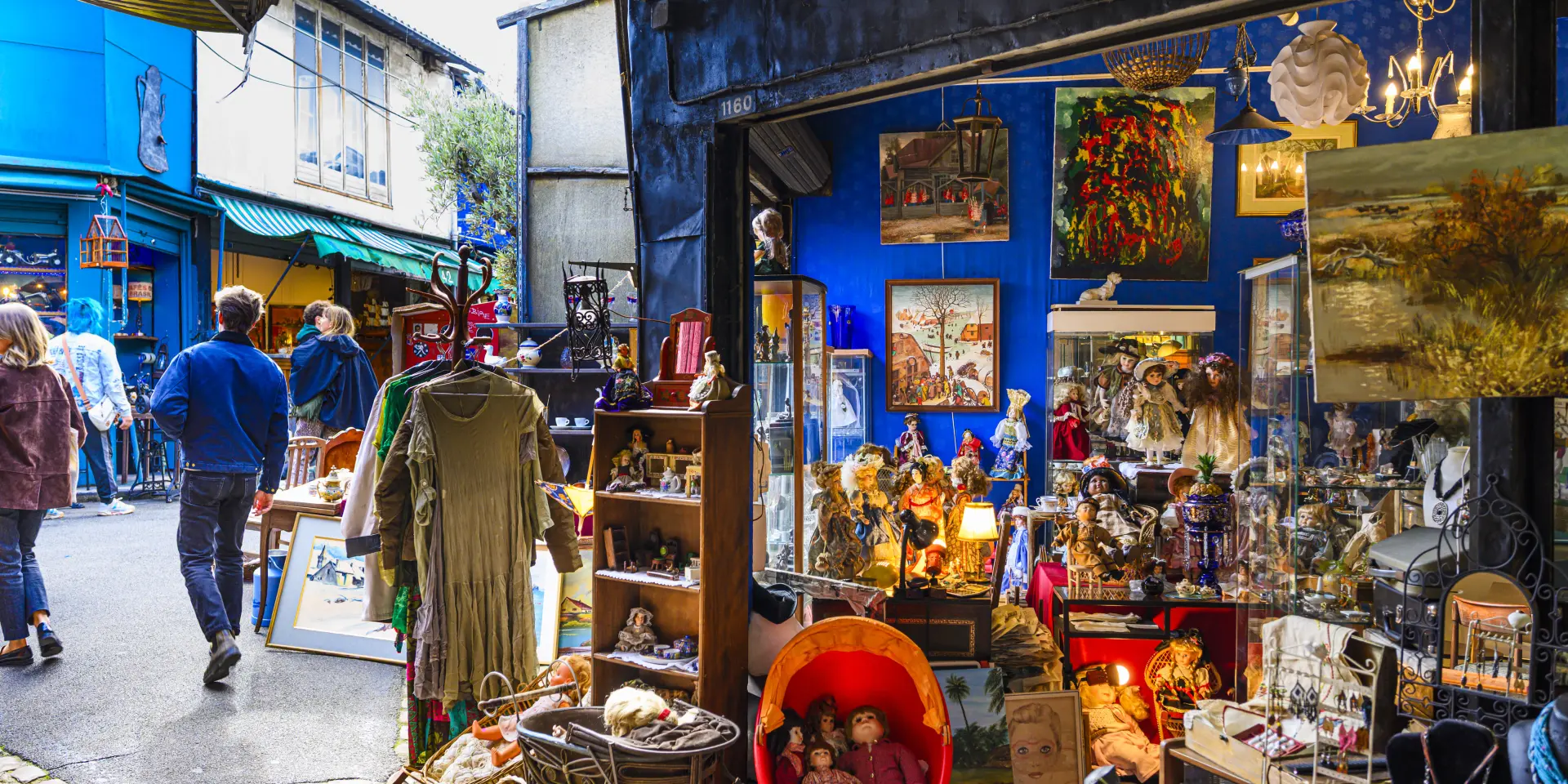 SEINE-SAINT-DENIS (93). SAINT-OUEN. LE MARCHE AUX PUCES. AU MARCHE VERNAISON (CE MARCHE HISTORIQUE EST RESTE LE PLUS FIDELE AUX PUCES D'AUTREFOIS)