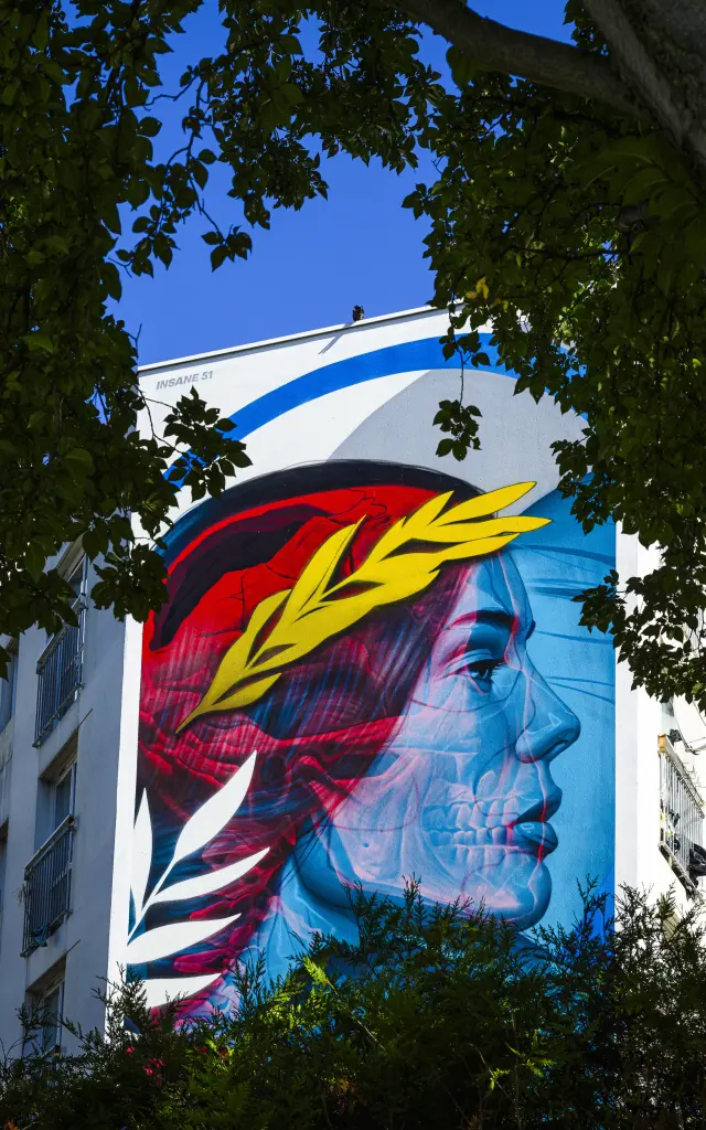SEINE-SAINT-DENIS (93). SAINT-DENIS. LE LONG DU CANAL SAINT-DENIS, ENTRE LA VILLE DE SAINT-DENIS ET LE BOULEVARD PHERIPHERIQUE, STREET ART AVENUE EST UN PARCOURS ARTISTIQUE QUI CONCENTRE UN GRAND NOMBRE D'OEUVRES DE STREET ART, FRESQUES MURALES ET GRAFFITI. ICI, OLYMPIC SPIRIT, FRESQUE MURALE DE INSANE 51, REPRESENTE UNE FEMME GRECQUE COIFFEE D'UNE COURONNE D'OLIVIERS