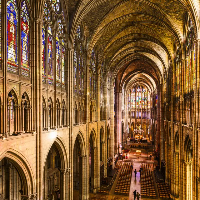 SEINE-SAINT-DENIS (93). SAINT-DENIS. LA BASILIQUE CATHEDRALE DE SAINT-DENIS (NECROPOLE DES ROIS DE FRANCE AVEC PLUS DE 70 GISANTS ET TOMBEAUX). LA NEF, LES VERRIERES DES FENETRES HAUTES, VUES DEPUIS L'ORGUE