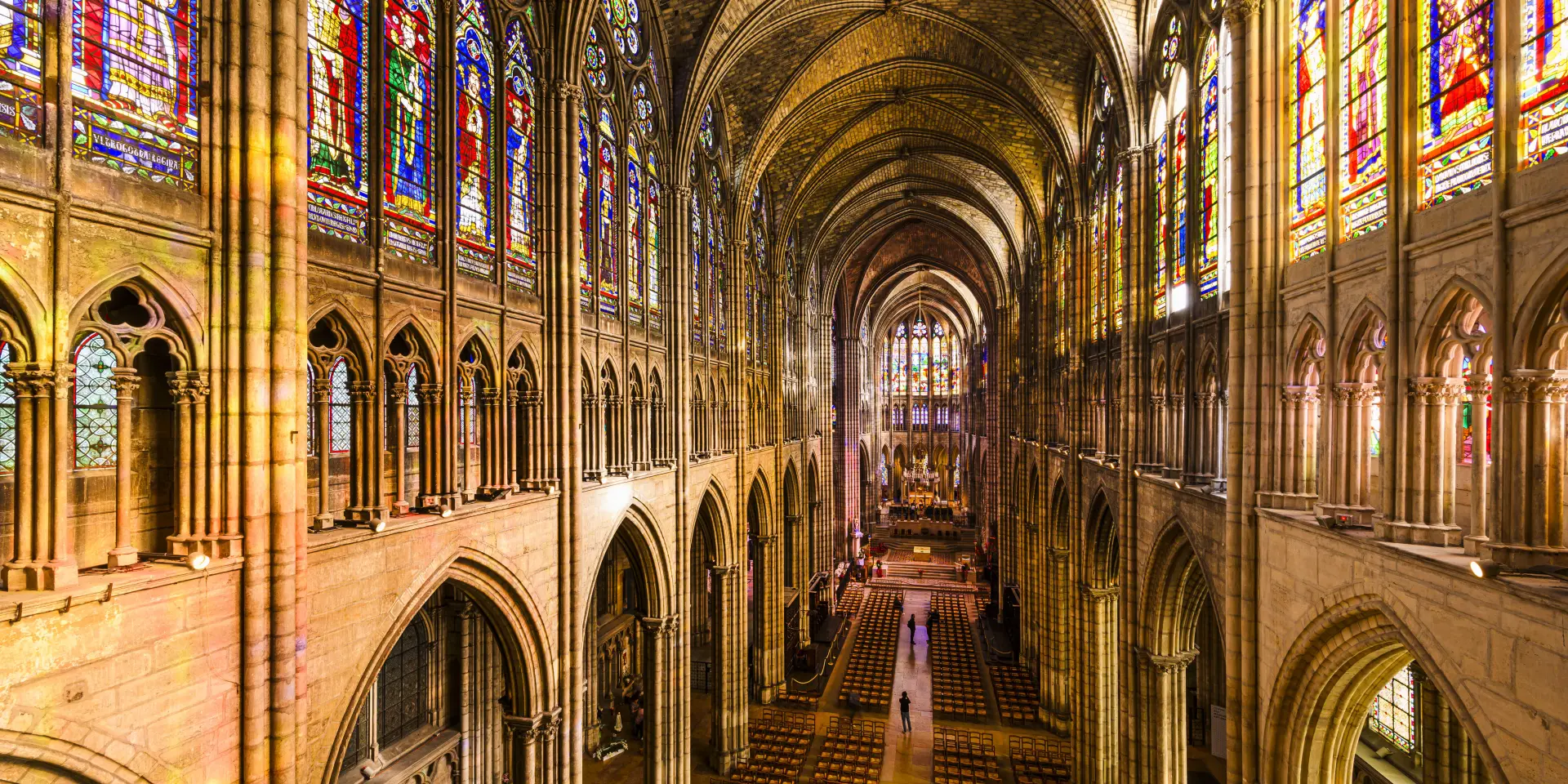 SEINE-SAINT-DENIS (93). SAINT-DENIS. LA BASILIQUE CATHEDRALE DE SAINT-DENIS (NECROPOLE DES ROIS DE FRANCE AVEC PLUS DE 70 GISANTS ET TOMBEAUX). LA NEF, LES VERRIERES DES FENETRES HAUTES, VUES DEPUIS L'ORGUE