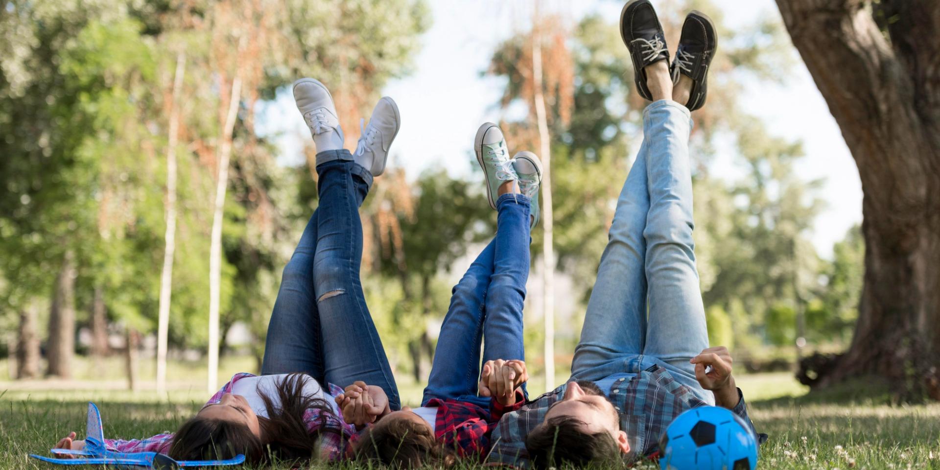 Parents Enfants Passent Du Temps Ensemble Exterieur