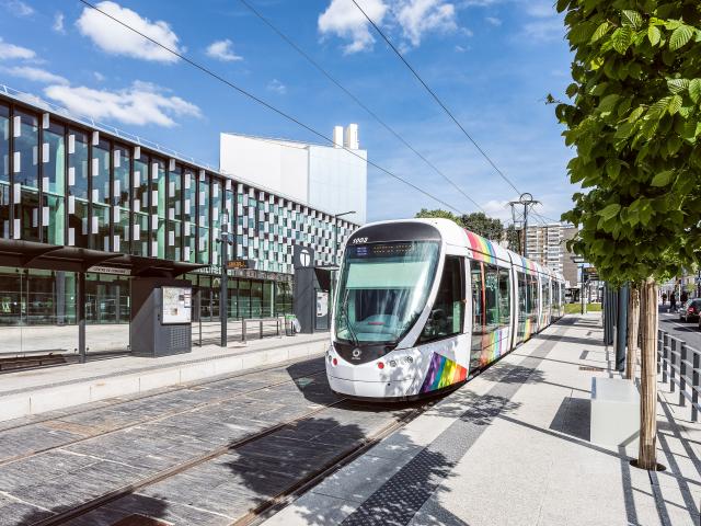 Tramway devant le Centre de congrès d'Angers