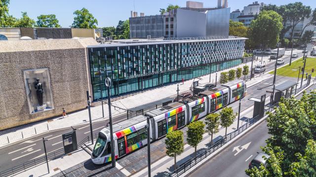 Vue aérienne du Centre de congrès et du tramway d'Angers