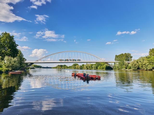 Tram passant sur le pont Confluences