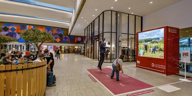 La fenêtre immersive dans le hall de la gare Paris Montparnasse