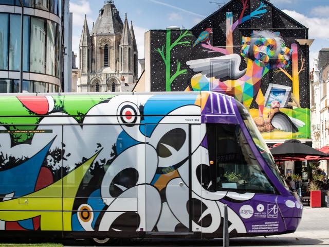 Tramway habillé aux couleurs des écouteurs par Jean Moderne / Fresque d'Okuda, Apocalypsis
