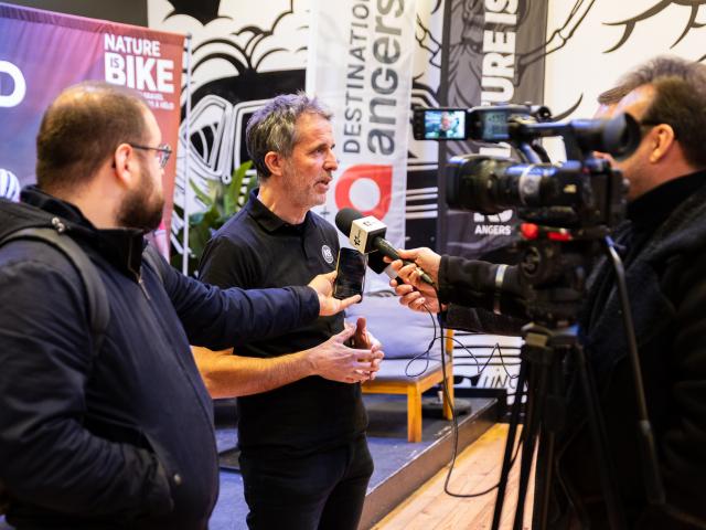 Thierry Gintrand au micro de 3 journalistes radios et un journaliste tv