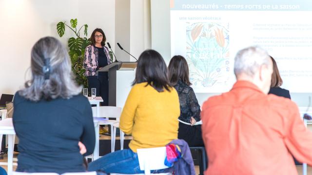 Valérie Brevet au micro devant les membres du Club