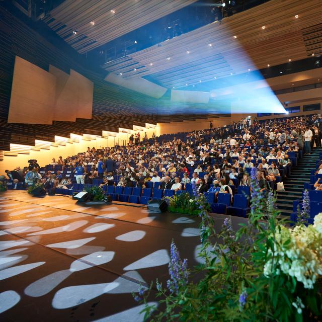 Plan large de la cérémonie d'ouverture du congrès IHC 2022 depuis le pied de la scène