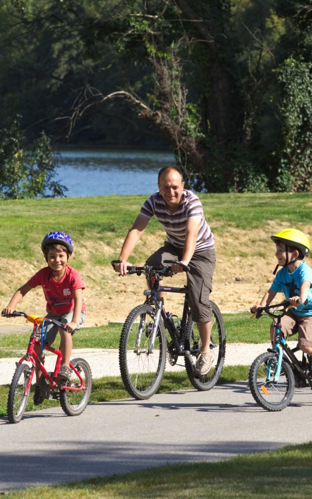 Viarhôna et vélo en famille à Laveyron