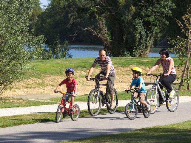 Viarhôna et vélo en famille à Laveyron