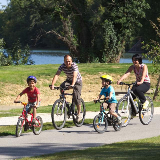 Viarhôna and family cycling in Laveyron
