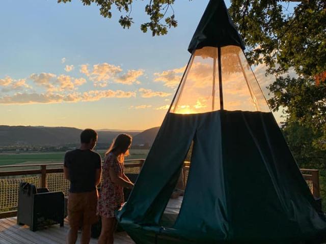 Tente suspendue au camping de Senaud