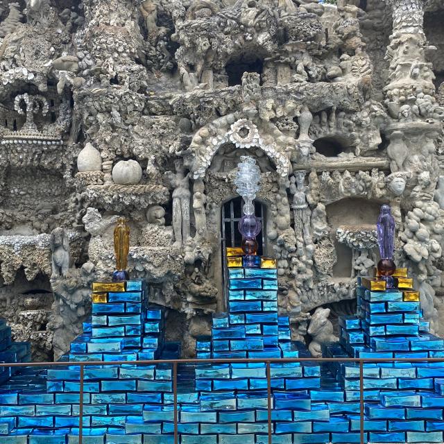 Exhibition of Jean-Michel Othoniel at the Palais idéal