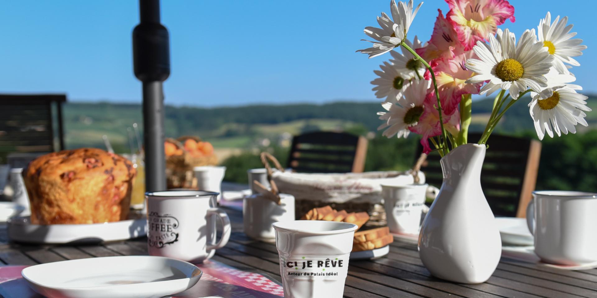 Breakfast in the open air