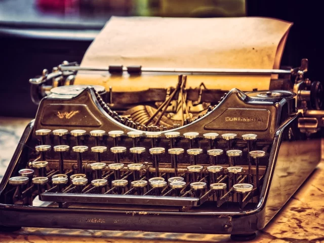 Pixabay-typewriter-3711590_1920.jpg