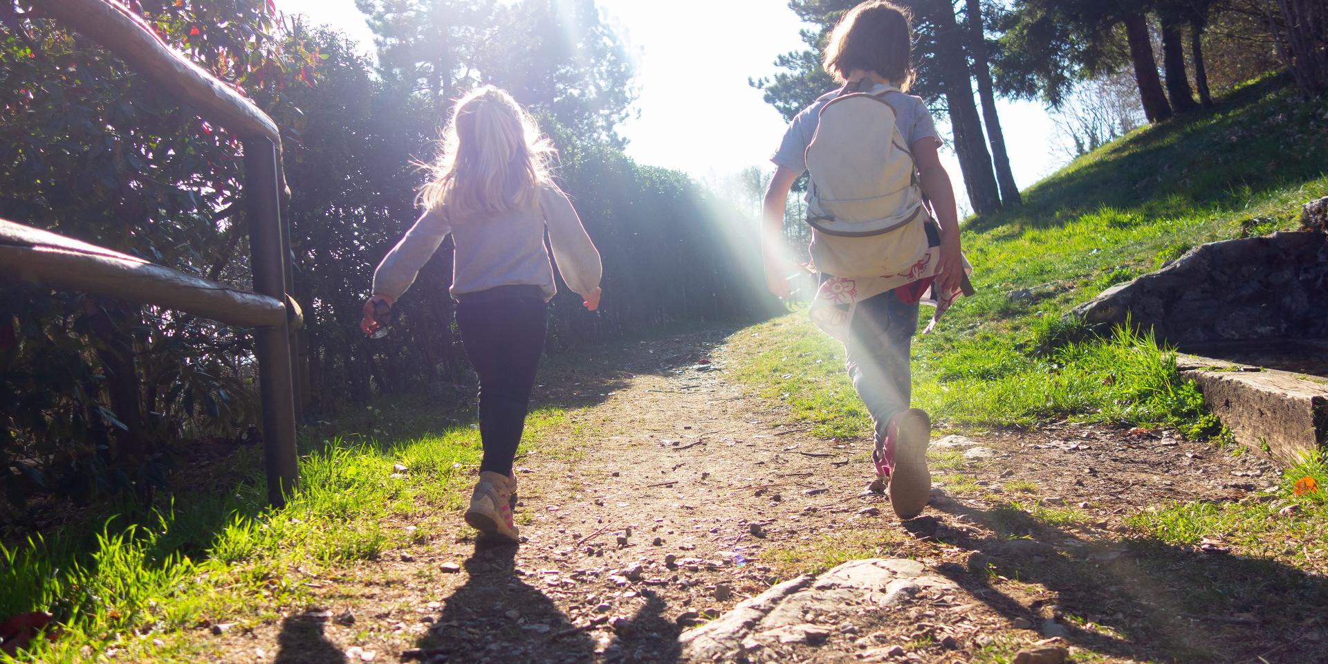 Vecteezy Little Girls On A Hiking Trip In The Mountains 7805101 79