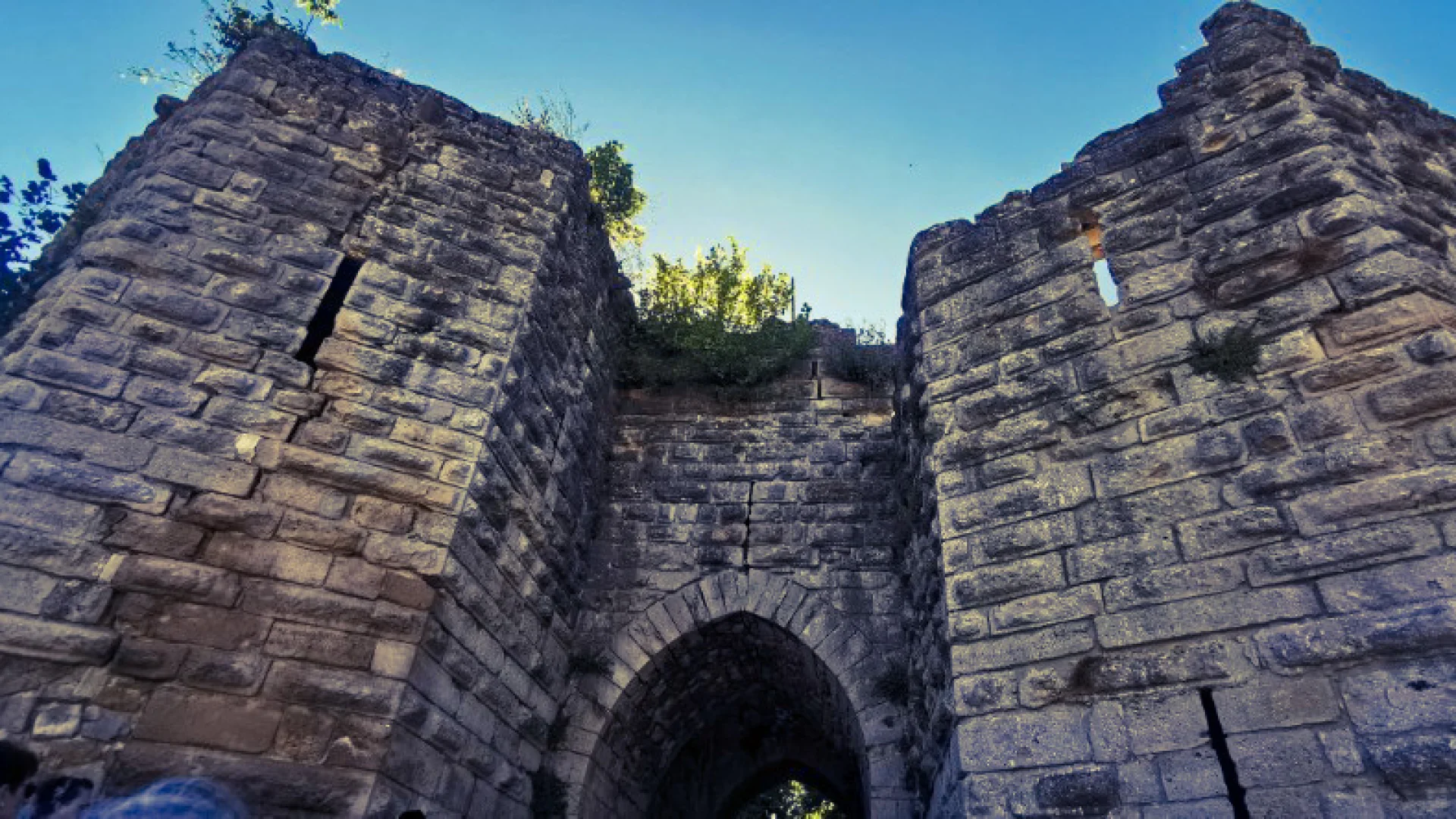 château-medieval-forteresse-moyen-age-fin-XIIeme-siecle-11-tours-souterrains-pierre-calcaire-cellier-vestiges-ruines-monument-historique-rempart-porte-saint-pierre-porte-saint-jean-tour-thibaud-seigneurial-cuisine-thibaudIV-comte-champagne-esplanade-fortification-pont-levis-faussechateau-thierry-aisne-hauts-de-france-picardie
