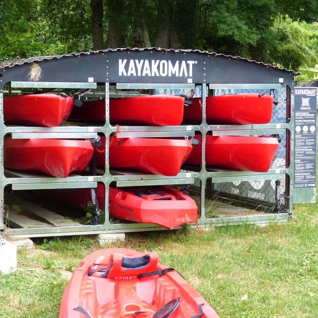 Distributeur automatique de canoës à Jaulgonne