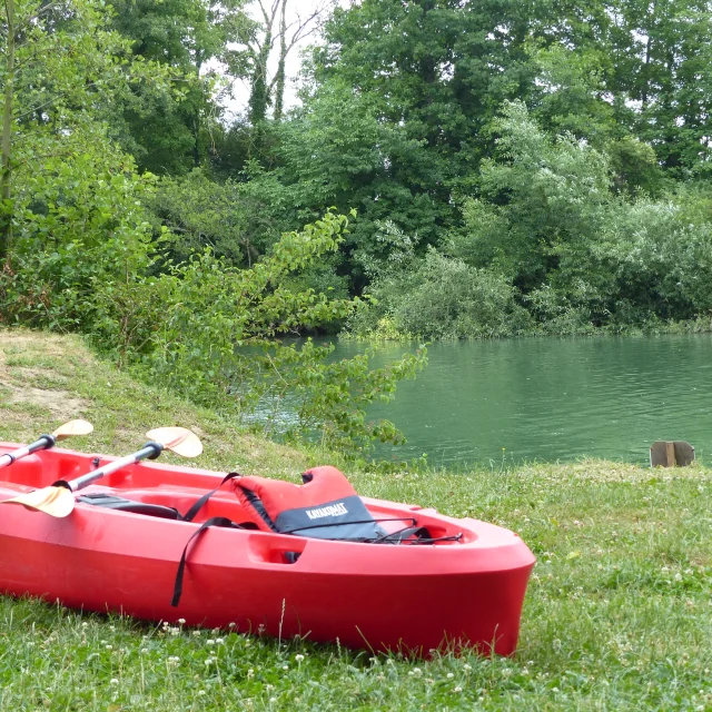 Canoë rouge sur la rivière Marne à Jaulgonne