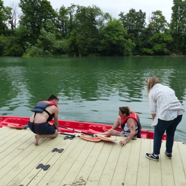 Deux personnes dans un canoë rouge sur la rivière Marne à Jaulgonne