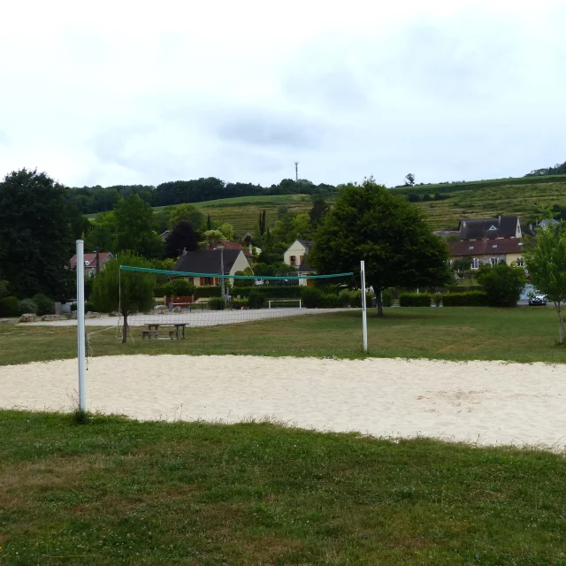 Aire de jeux dans un espace vert à Jaulgonne